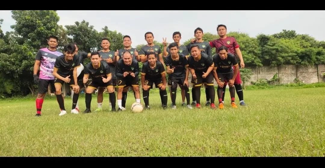 Komunitas Futsal & Sepakbola bermain dan berlatih di Lapangan Bermis
