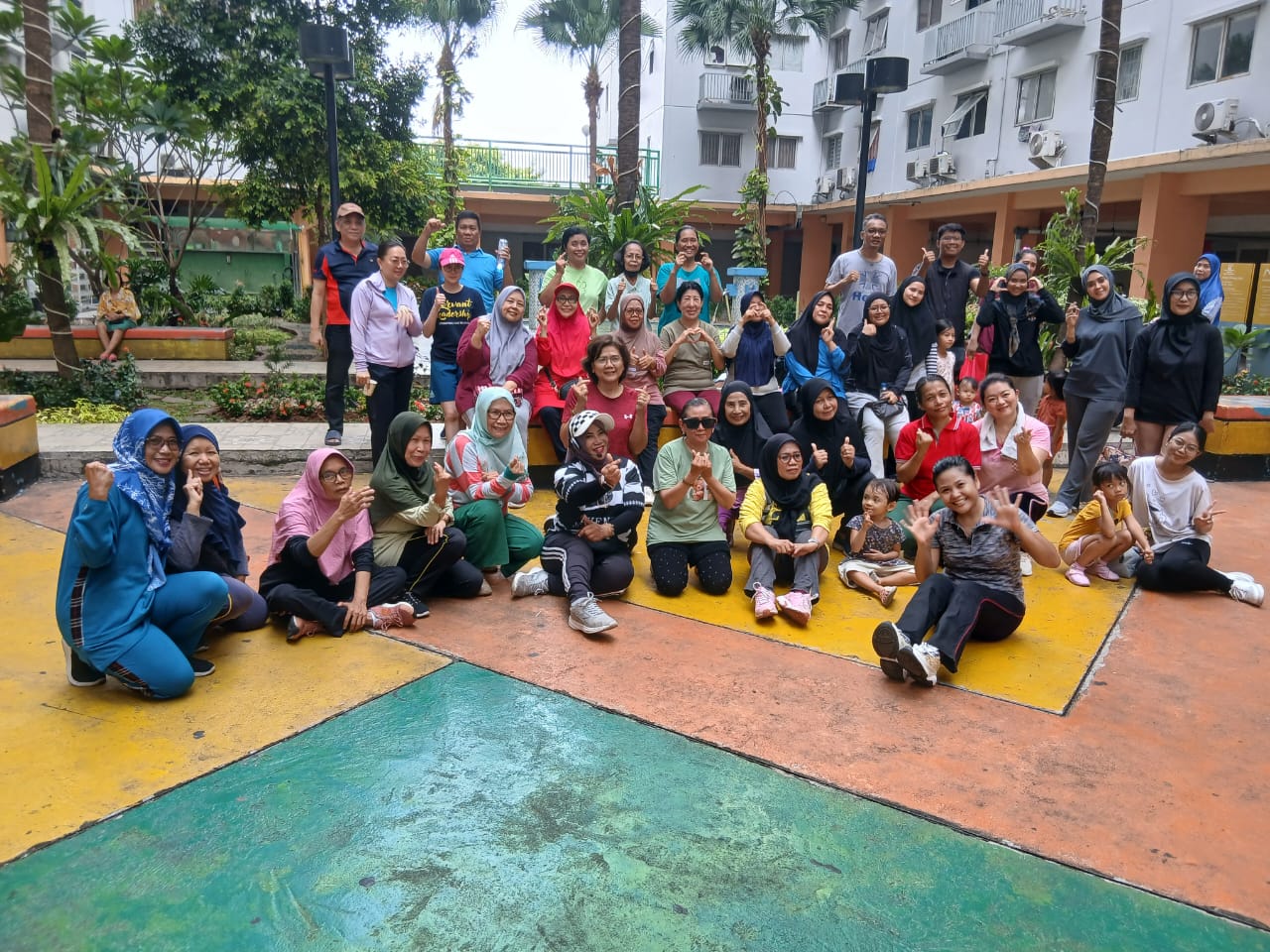 Komunitas Senam berfoto bersama setelah senam rutin