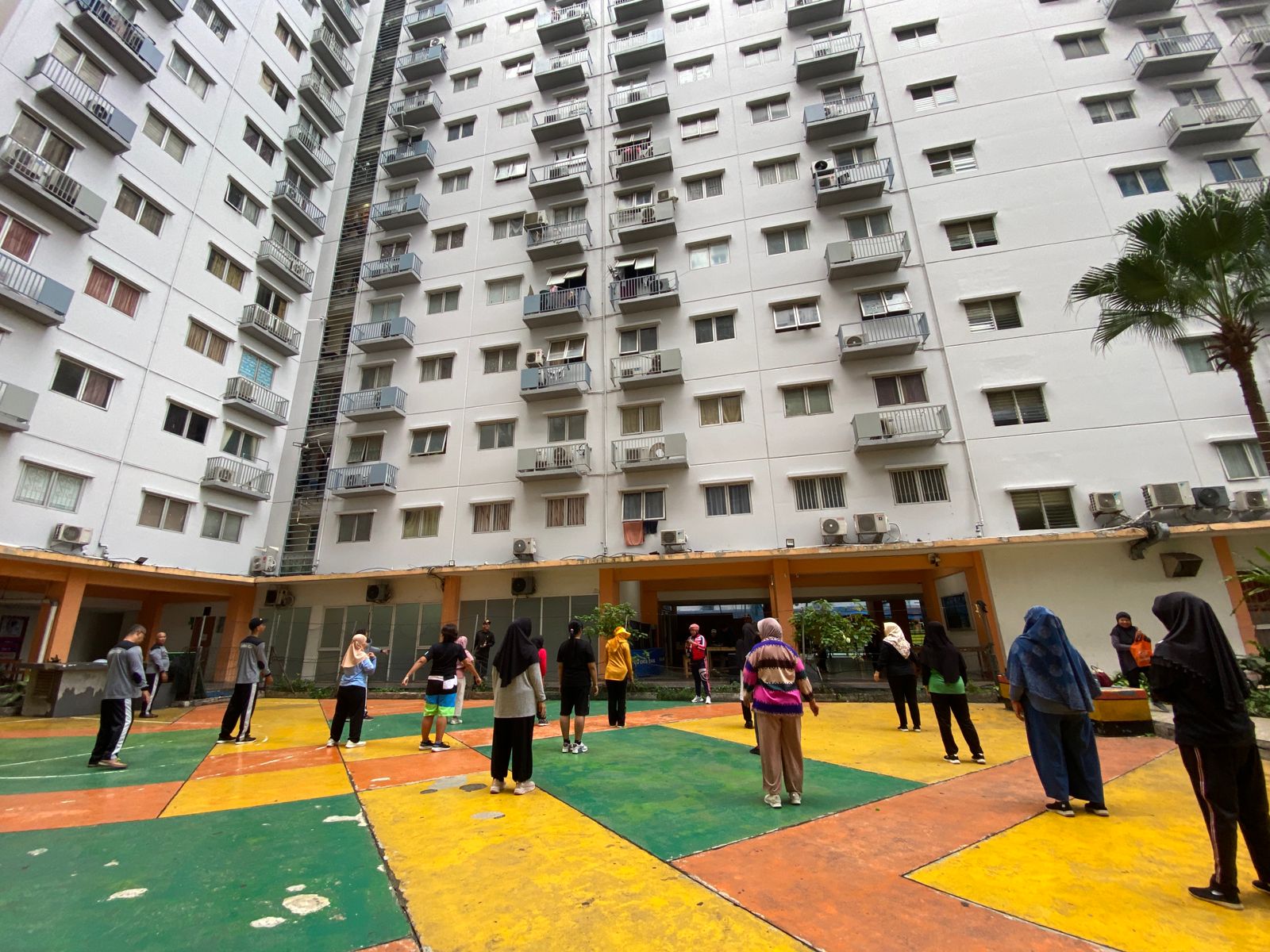 Komunitas Senam mengadakan senam rutin di Sport Center Gading Icon City Apartment (GICA)