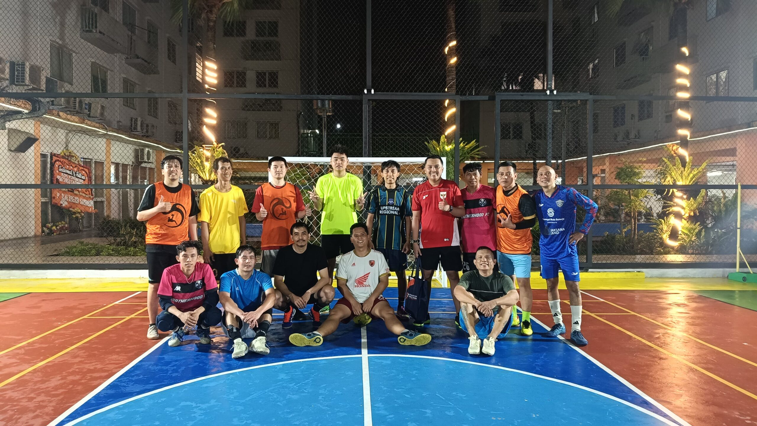 Komunitas Futsal & Sepakbola bermain dan berlatih rutin di Sport Center Gading Icon