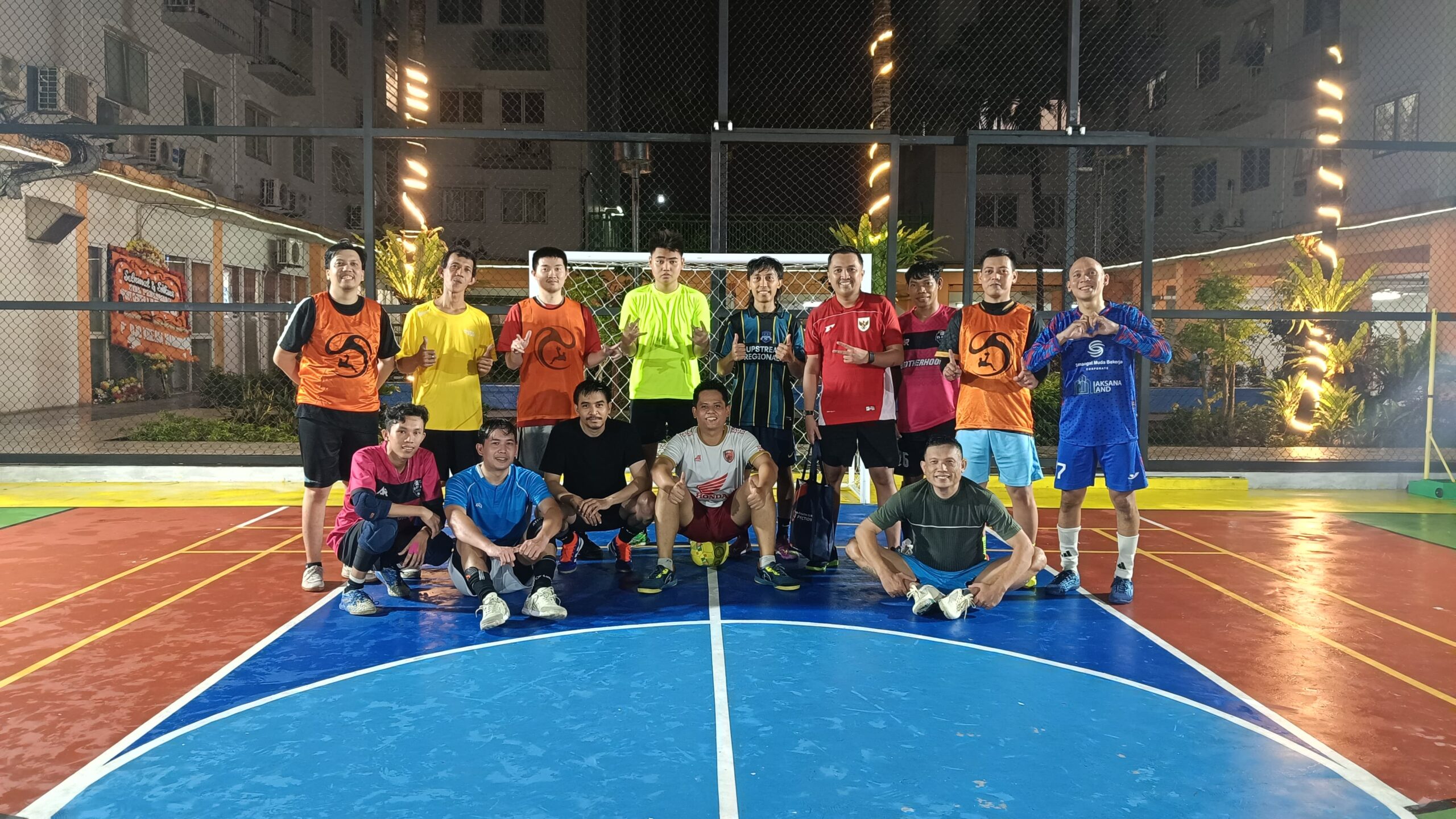 Komunitas Futsal & Sepakbola bermain dan berlatih rutin di Sport Center Gading Icon